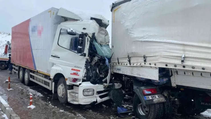 Nevşehir'de kamyon tırla çarpıştı: 1 ölü