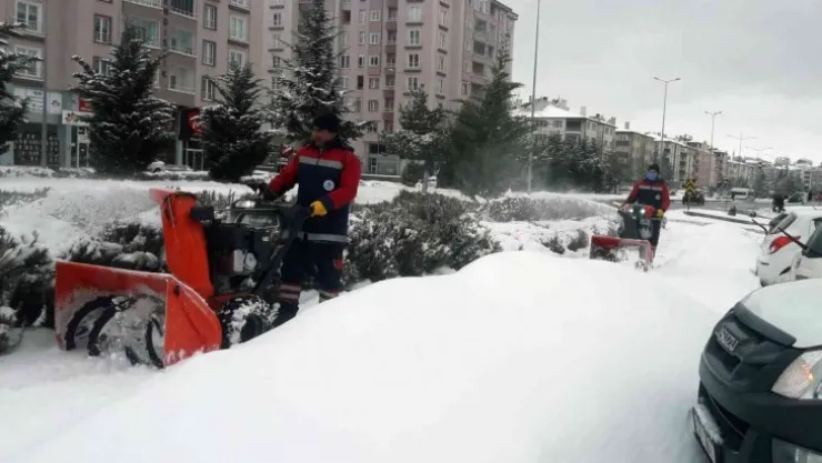 Nevşehir'de kar temizleme ve tuzlama devam ediyor