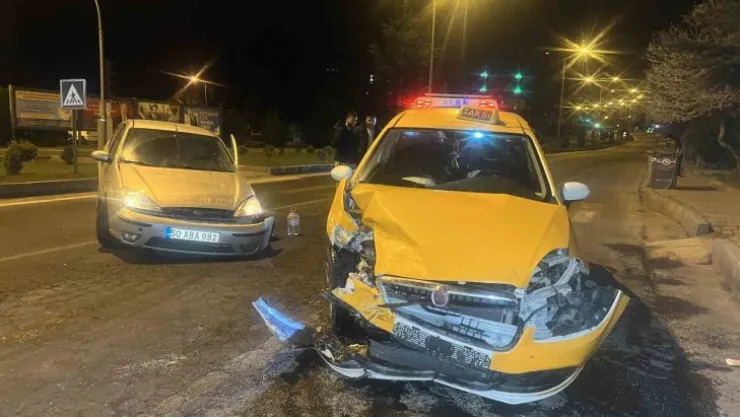 Nevşehir'de ticari taksi ile otomobil çarpıştı: 3 yaralı
