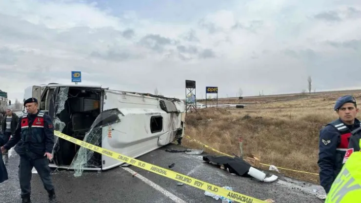 Niğde'de midibüs devrildi: 1 ölü, 27 yaralı
