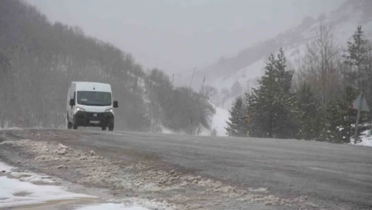 Nisan ayında yağan kar şaşırttı