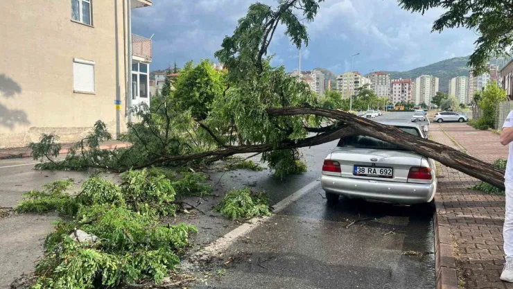 Nuh Naci Yazgan Üniversitesinin çatısı uçtu