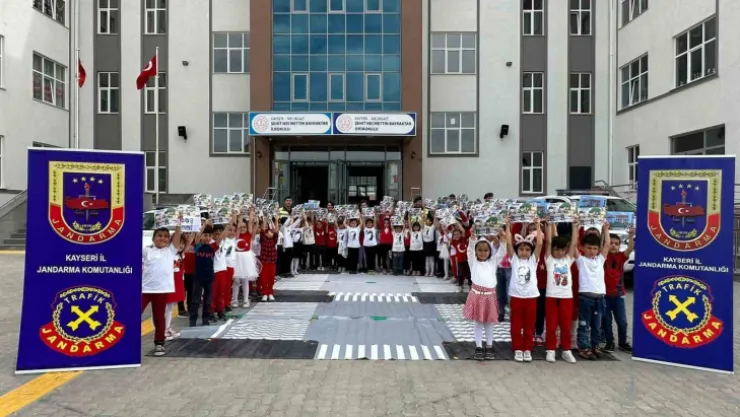 Öğrenciler Trafik Kuralları Konusunda Bilgilendirildi