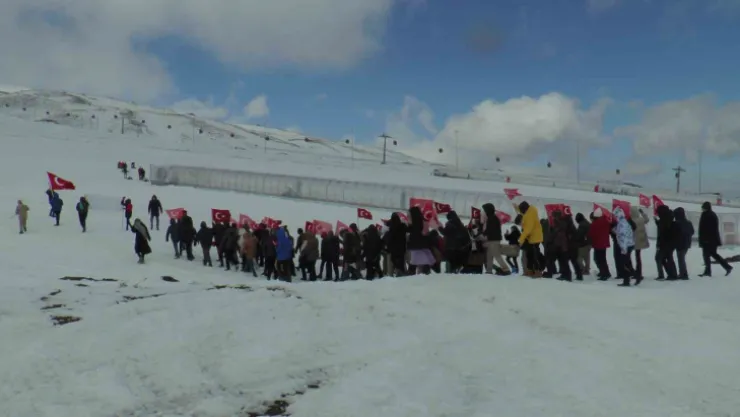 Öğrencilerden Erciyes'te 'Vatan Sevgisi Yürüyüşü'