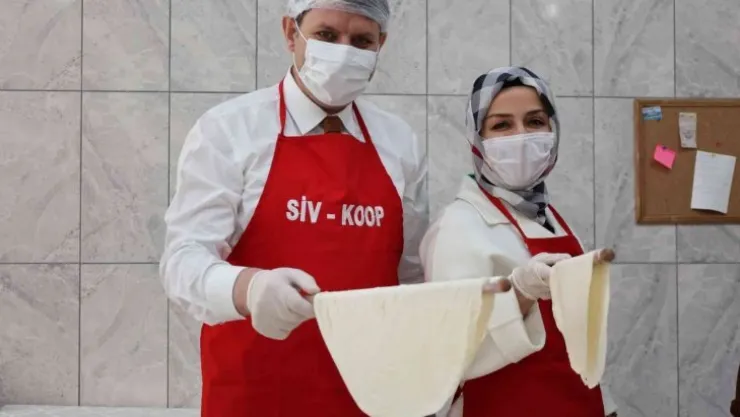 Oklavayı eline alan vali, eşi ile yufka açtı