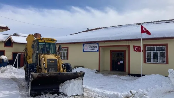Okul bahçelerinde biriken kar temizlendi