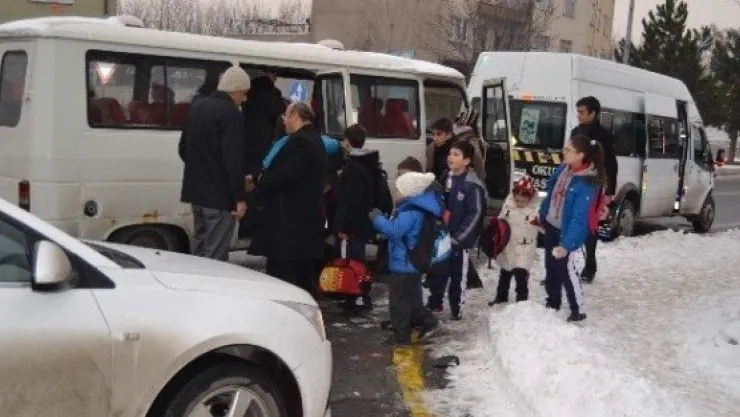 Okul Servisi İle Otomobil Çarpıştı