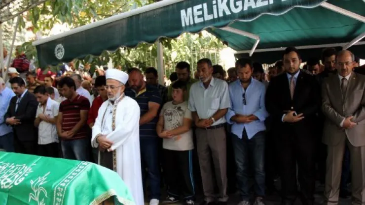 Öldürülen Diyarbakır Eski Gençlik Kolları Başkanı İçin Gıyabi Cenaze Namazı Kılındı