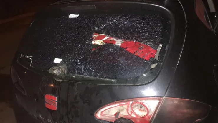 Önce kayınbabasına sonra arabasına sopa ile saldırdı