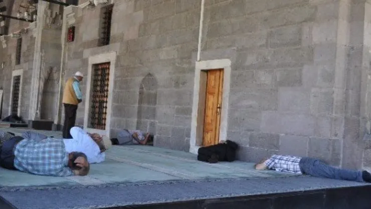 Oruç Tutanlar 38 Derecelik Sıcakta Cami Avlularında Uyuyakaldı 