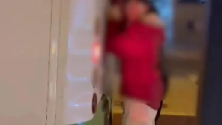 Otobüse tutunan gençlerden tehlikeli yolculuk
