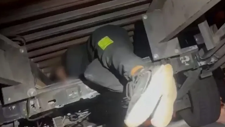 Otokurtarıcının gizli bölmesinde 2 düzensiz göçmen yakalandı