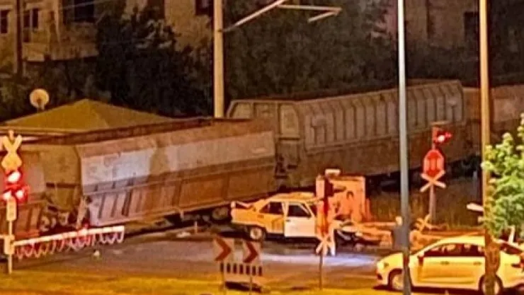 Otomobil hemzemin geçit bariyerini aştı: 3 Yaralı