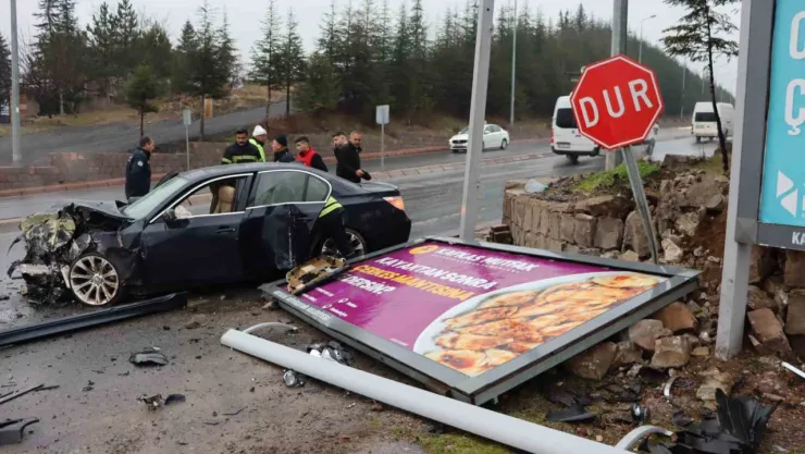 Lüks otomobil istinat duvarına çarptı: 2'si ağır 4 yaralı