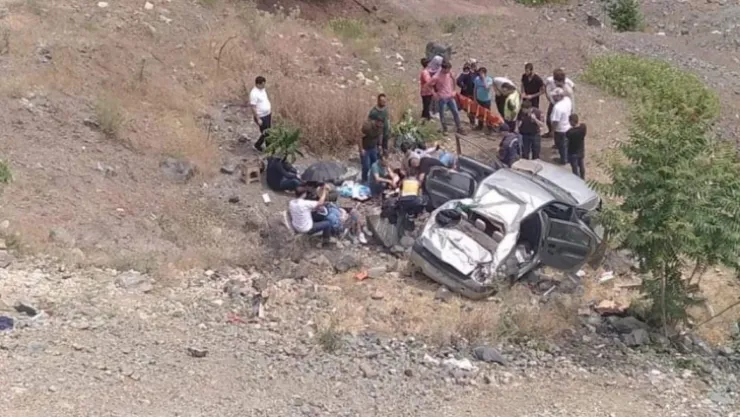 Otomobil Şarampole Yuvarlandı: 2 Yaralı