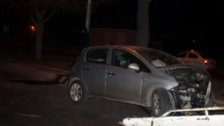 Otomobil Ağaca Çarptı: 2 Yaralı