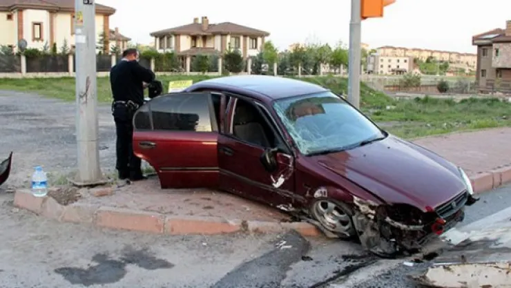 Otomobil kaldırıma çıkarak trafoya çarptı
