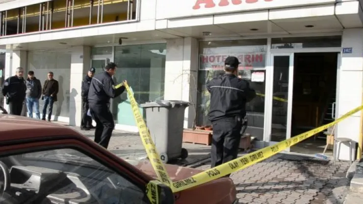OTOMOBİLİN LASTİĞİ BOMBA GİBİ PATLADI: 1 YARALI