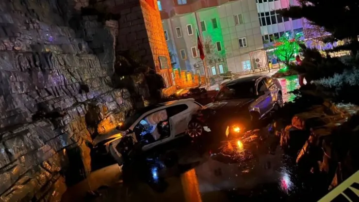 Otomobiller süs havuzuna çarptı: 1 ölü, 4 yaralı