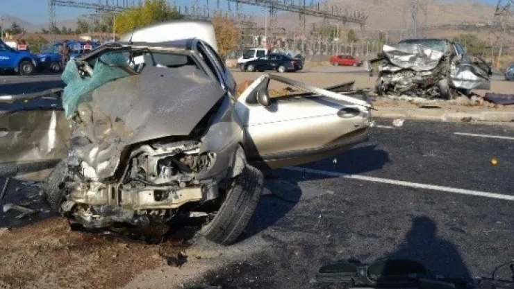 Otomobiller Kafa Kafaya Çarpıştı: 1 Ölü, 2 Yaralı 