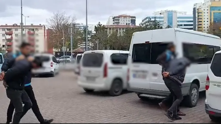 Parkta yaşanan silahlı tehdit ve gasp olayında 2 kişi tutuklandı