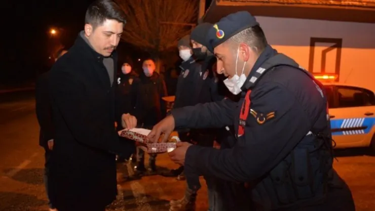 Personelleri tek tek ziyaret edip tatlı ikramında bulundular