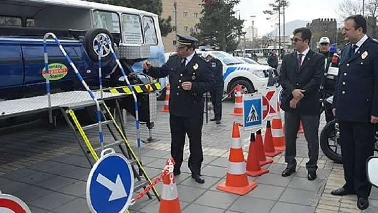 Polis sergisinde şaşırtan dolandırıcılık
