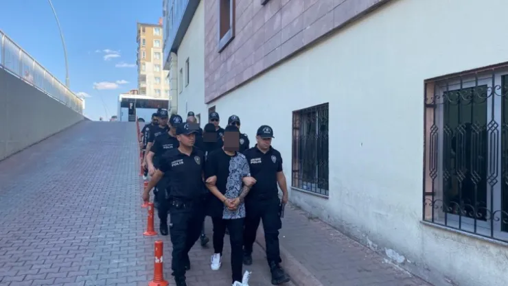 Polisten kaçarken 11 araca zarar veren şüpheliler adliyede