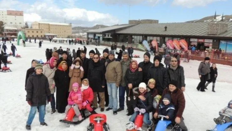 Polisten Şefkat Eli