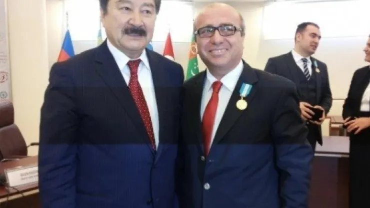 Prof. Dr. Karamustafa'ya Türksoy 20. Yıl Madalyası Verildi