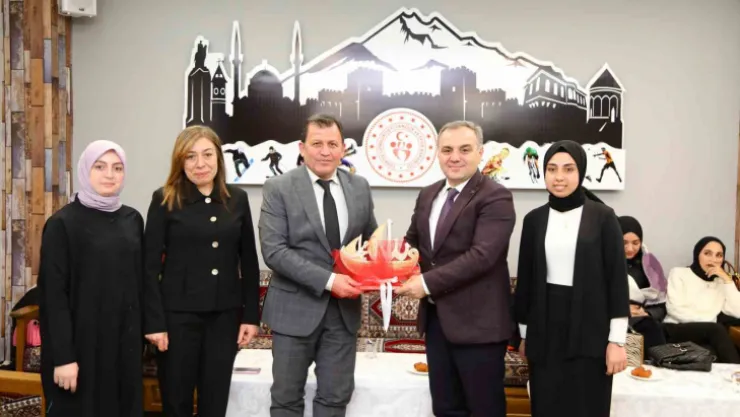 Rektör Altun, KYK Kocasinan Kız Öğrenci Yurdu Öğrencileri ile Bir Araya Geldi
