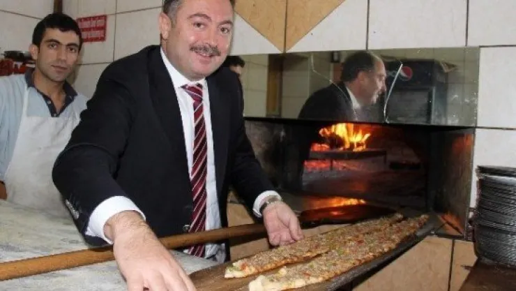 Rektör Yardımcısı Prof. Dr. Coşkun Cıvıklı Pişirme Sınavını Geçti