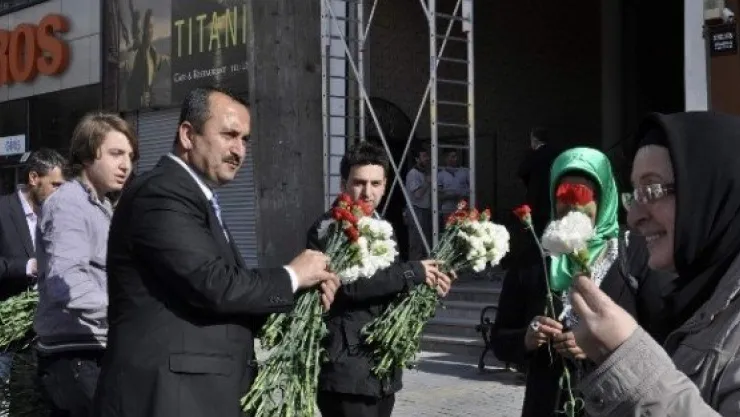 Saadet Partisi Büyükşehir Belediye Başkan Adayı Haşim Özçelik Vatandaşa Karanfil Dağıttı 