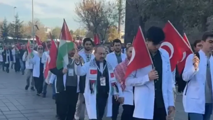 Sağlık çalışanları Filistin için yürüdü