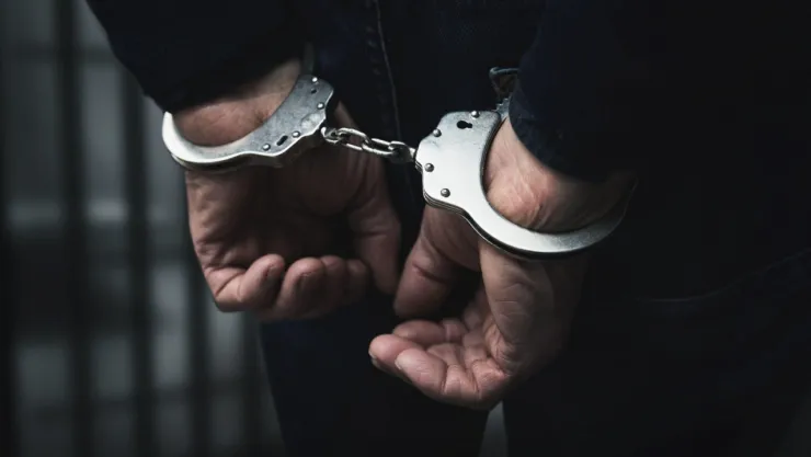 Sahte alkol, emtia ve silah ele geçirildi, 16 aranan şahıs yakalandı