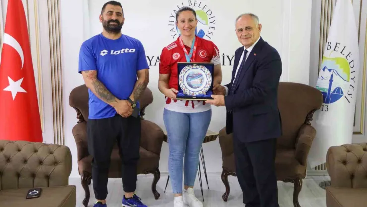 Şampiyon sporcudan Başkan Öztürk'e ziyaret