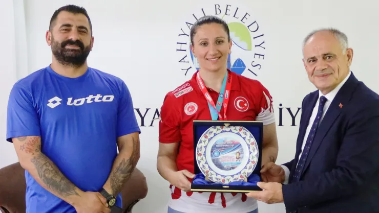 Şampiyon Sporcuya Başkan Öztürk'ten ödül