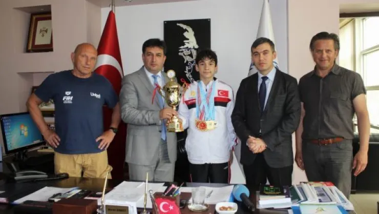 Şampiyon yüzücüler Murat Ekinci'yi ziyaret etti