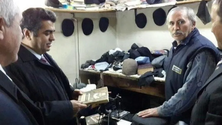 Şapka Satan Esnafın Dükkanında Valinin Dikkatini Çeken Kitap