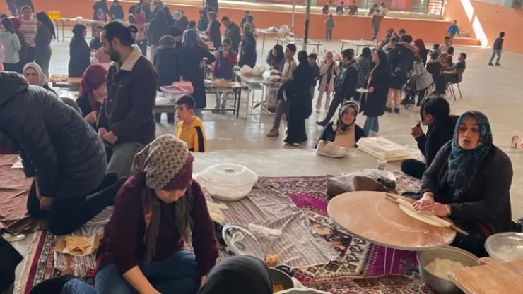 Sarıoğlan'lı öğrencilerden depremzedeler yararına kermes: 23 bin lira toplandı