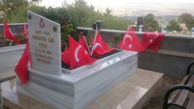 Şehitler için Mevlid-İ Şerif okutulup 2 bin bayrak dağıtıldı
