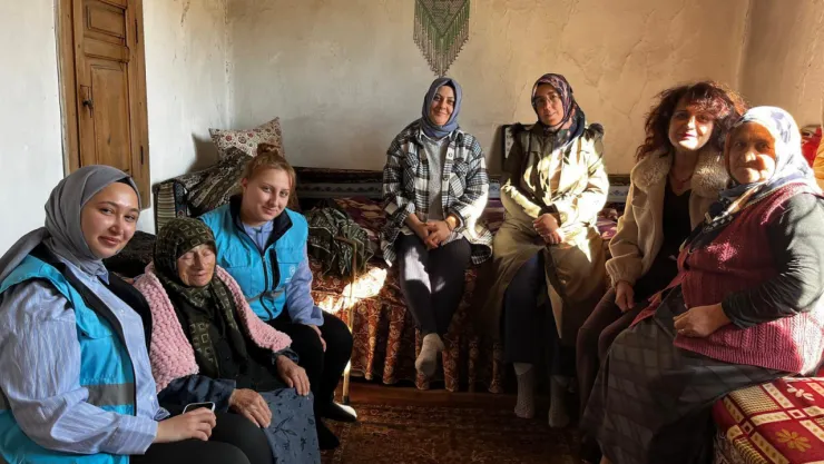 Selanik göçmeni Dönmez'e öğrencilerden hediye