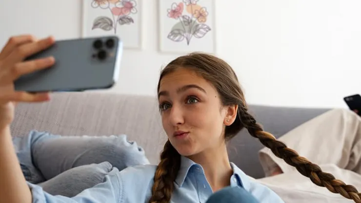 Selfie bağımlılığı Sürekli fotoğraf çekme ve paylaşma isteği