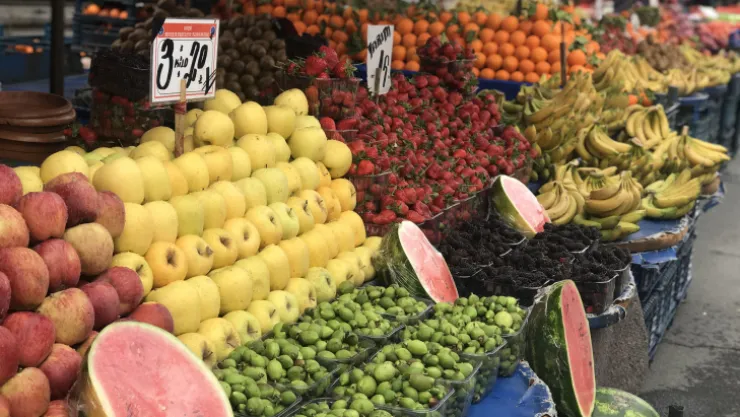 Semt pazarında güncel sebze ve meyve fiyatları