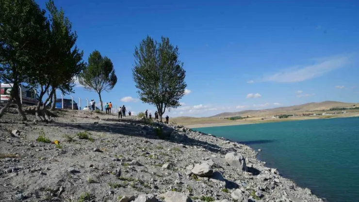 Serinlemek için girdiği gölette kayboldu