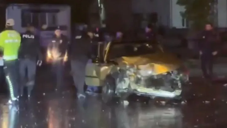 Servis aracıyla servis minibüsü çarpıştı: 11 yaralı