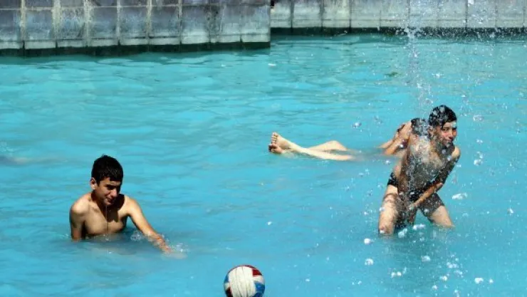 Sıcaktan bunalanlar kendilerini süs havuzuna attı