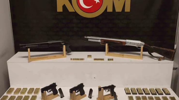 Silah kaçakçıları polisten kaçamadı