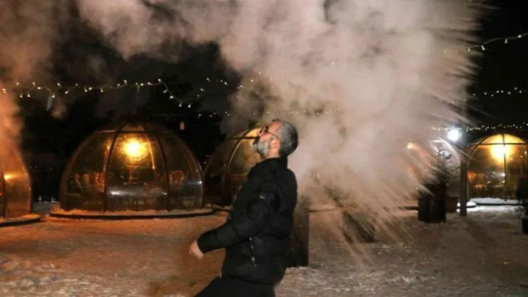 Sivas dondu, havaya atılan su yere buz olarak düştü