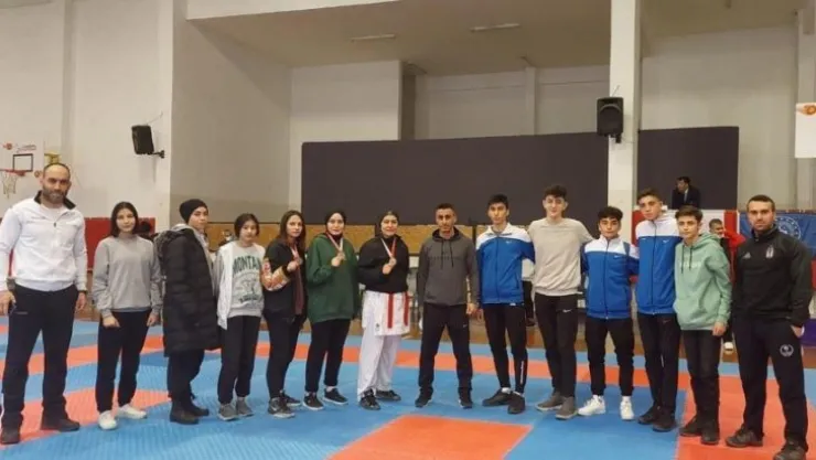 Sivas karate kafilesi madalyaları topladı